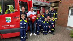 Die Kinderfeuerwehr Oese freut sich sichtlich über den ersten Preis.