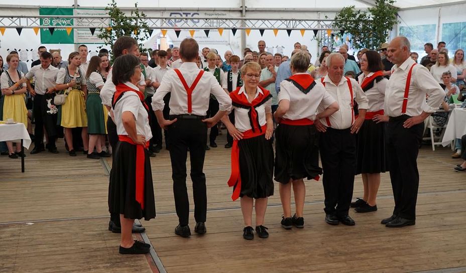 Sie sind noch immer flott dabei: die Frelsdorfer "Oldies" in ihrer Orirginaltracht aus den 1980er Jahren.