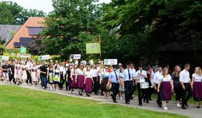 Der Umzug durch das Dorf fand mit musikalischer Begleitung vom Spielmannszug Basdahl statt.