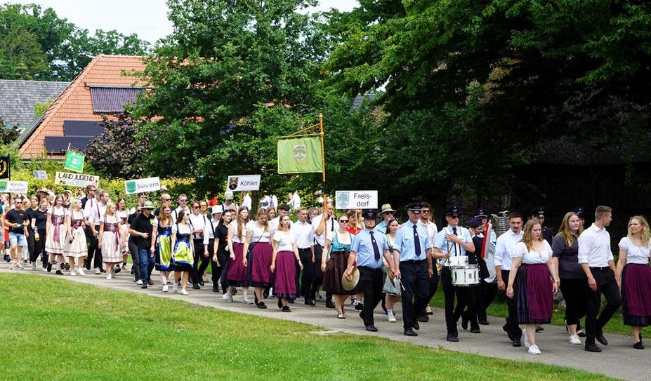 Der Umzug durch das Dorf fand mit musikalischer Begleitung vom Spielmannszug Basdahl statt.