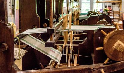 Die Vorführung führt in die Zeit Martha Vogelers, die vor hundert Jahren im Haus im Schluh eine Werkstatt für Textilkunst einrichtete.