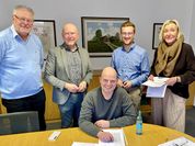 Die bewertende Jury besteht (v. l.) aus Manfred Bordiehn, Michael Hannebacher, Dirk-Frederik Stelling, Dagmar Langer, und Benjamin Bünning (sitzend).