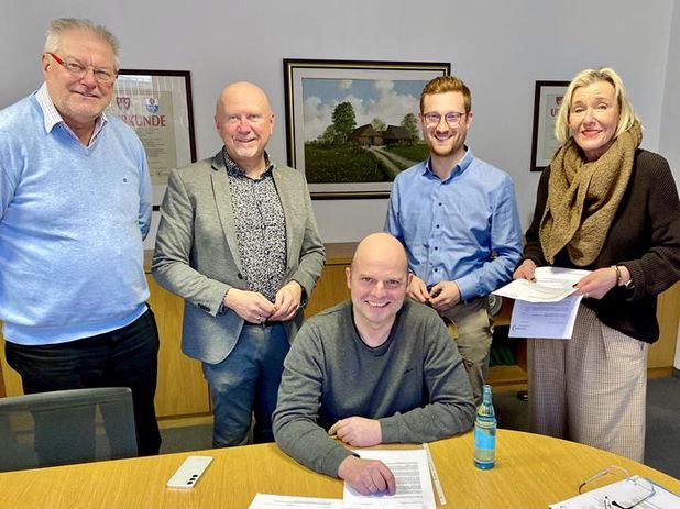 Die bewertende Jury besteht (v. l.) aus Manfred Bordiehn, Michael Hannebacher, Dirk-Frederik Stelling, Dagmar Langer, und Benjamin Bünning (sitzend).