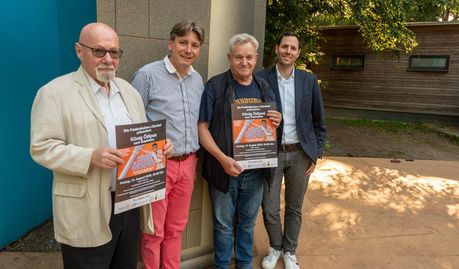 Von links: Jürgen Langenbruch, Henry Balzer-Schürmann, Rolf Grotheer und Jannis Menge werben für die Sondervorstellung auf der Freilichtbühne.