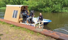 Das Fernsehteam des NDR zu Gast auf dem Floß von Mario Weichel.