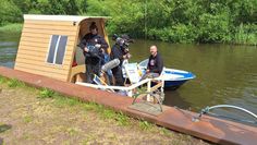 Das Fernsehteam des NDR zu Gast auf dem Floß von Mario Weichel.
