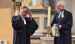 Pastor Wildrik Piper und Pastor Hans-Jürgen Bollmann in der Klosterkirche beim Überreichen der Geschenke.
