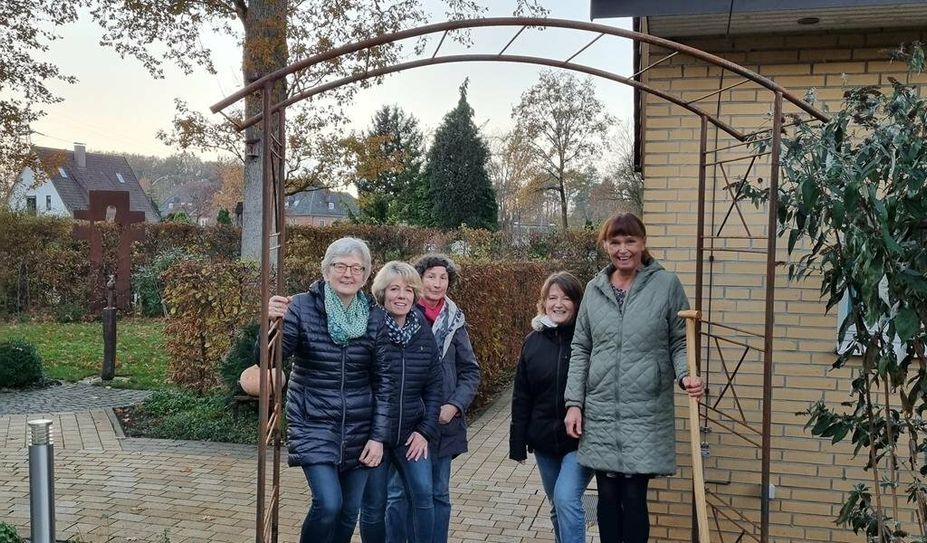 Ulrike Platz-Thomsen (2.v.r.) und Britta Wichern-Gerken (2.v.l.) bepflanzten zusammen mit zwei Ehrenamtlichen und der Koordinatorin Gabriele Heid (3.v.l.) den Rosenbogen.