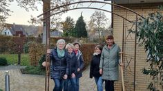 Ulrike Platz-Thomsen (2.v.r.) und Britta Wichern-Gerken (2.v.l.) bepflanzten zusammen mit zwei Ehrenamtlichen und der Koordinatorin Gabriele Heid (3.v.l.) den Rosenbogen.
