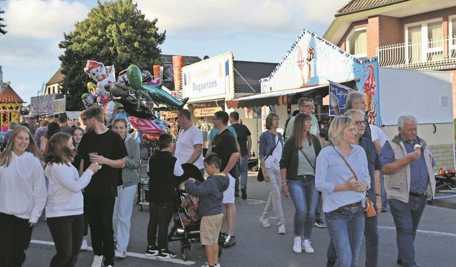 Buntes Treiben, Fahrgeschäfte und kulinarische Köstlichkeiten laden nach Lamstedt ein.