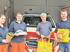 Christian Oetjen überreicht drei Mitarbeiter:innen der DRK-Rettungswache in Bremervörde die mitgebrachten Osterpräsente.