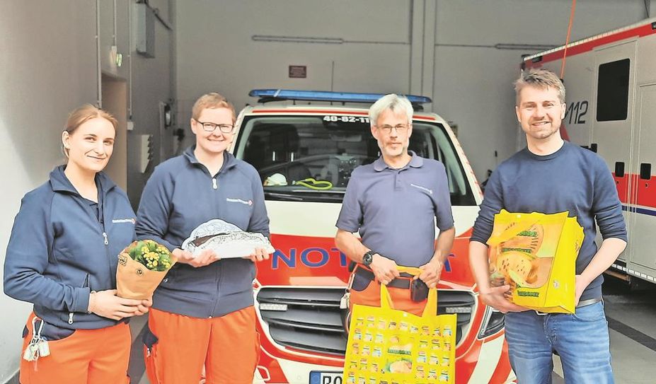 Christian Oetjen überreicht drei Mitarbeiter:innen der DRK-Rettungswache in Bremervörde die mitgebrachten Osterpräsente.