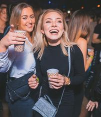 Ein letztes Mal vor der Sommerpause kann zu Hits von damals ausgelassen getanzt werden.