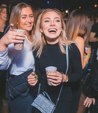 Ein letztes Mal vor der Sommerpause kann zu Hits von damals ausgelassen getanzt werden.