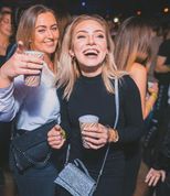 Ein letztes Mal vor der Sommerpause kann zu Hits von damals ausgelassen getanzt werden.