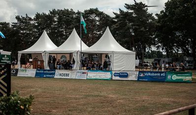 Einblick ins Turniergelände und rechts der Sieger des Hamberger Springpferdechampionats.