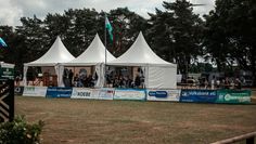 Einblick ins Turniergelände und rechts der Sieger des Hamberger Springpferdechampionats.