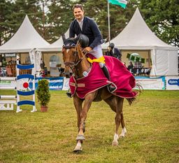 Einblick ins Turniergelände und der Sieger des Hamberger Springpferdechampionats.
