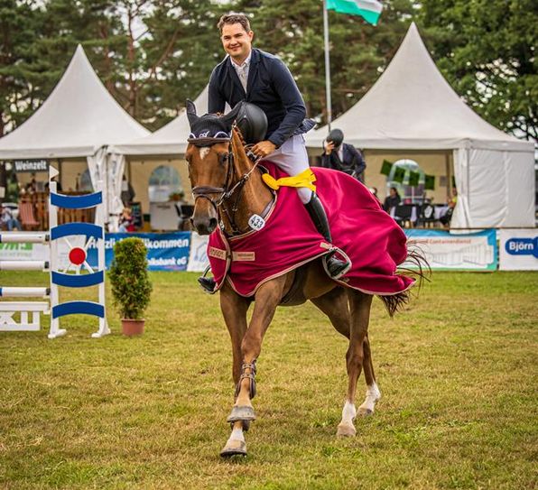 Einblick ins Turniergelände und der Sieger des Hamberger Springpferdechampionats.