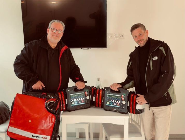 Zwei neue Defibrillator-/Patientenüberwachungs-Einheiten beschaffte das DRK für seine Notarzt-Einsatzfahrzeuge.
