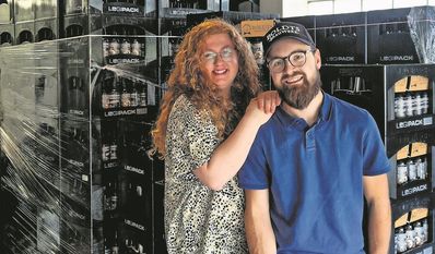 Celina und Tobias Boldt sind stolz auf ihre erste eigene Charge an dem obergärigen Bier.