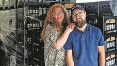 Celina und Tobias Boldt sind stolz auf ihre erste eigene Charge an dem obergärigen Bier.