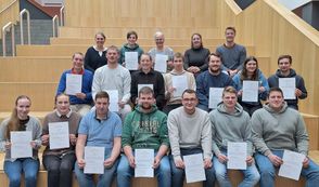 Mit Stolz präsentieren die Landwirte ihre Qualifikationen.