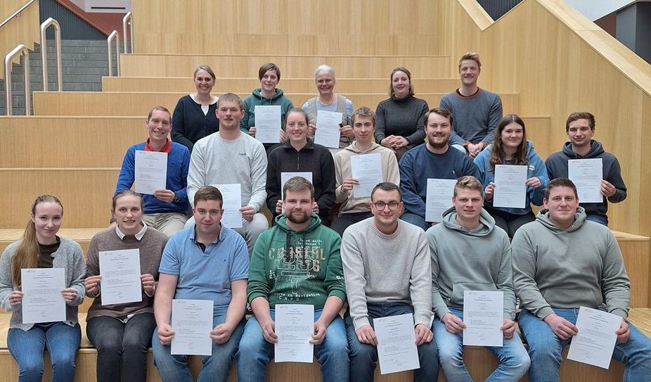 Mit Stolz präsentieren die Landwirte ihre Qualifikationen.