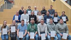 Mit Stolz präsentieren die Landwirte ihre Qualifikationen.