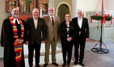 Glückwünsche und Dankesworte gab es von Pastor Eckhard Bock (v. li.), Dieter Pleyn, Nadja Neufeld und Stephan Eimterbäumer für Heiner Jäger (MItte).