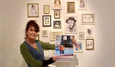 Tina Abich freut sich, dass so viele Künstler:innen an der Ausstellung teilnehmen.