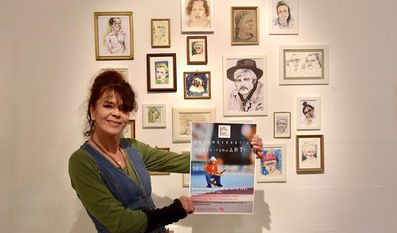 Tina Abich freut sich, dass so viele Künstler:innen an der Ausstellung teilnehmen.