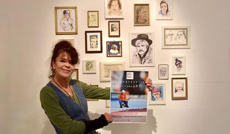 Tina Abich freut sich, dass so viele Künstler:innen an der Ausstellung teilnehmen.
