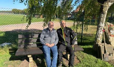 Bernd Seedorf und Jens Rönner, die die Bänke eigenhändig gebaut haben.