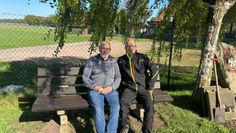 Bernd Seedorf und Jens Rönner, die die Bänke eigenhändig gebaut haben.