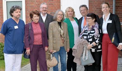 Dr. Andreas Philippi (dritter von rechts) informierte sich über ein Projekt für Patienten mit Demenz im Kreiskrankenhaus.