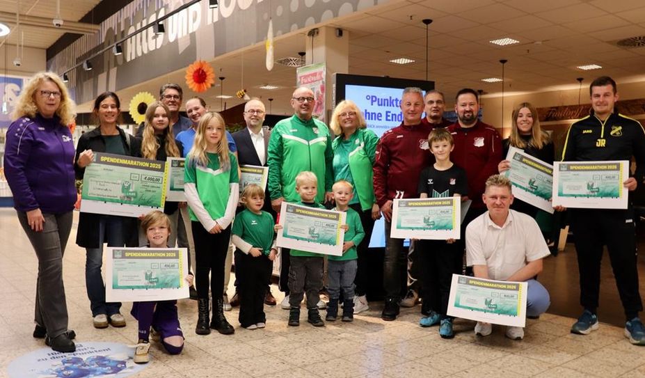 Marktleiter Mischa Ludwig (vorne im weißen Hemd) freut sich mit den Gewinnern.