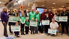 Marktleiter Mischa Ludwig (vorne im weißen Hemd) freut sich mit den Gewinnern.