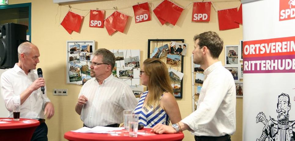 Michael Harjes (links) diskutierte mit Bürgermeister Jürgen Kuck (2. v. l.) und weiteren SPD-Mitgliedern über Politik und die Zukunft.