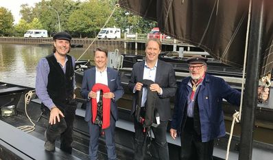 Spendenaktion abgeschlossen: V. li.: Torfschiffer Rüdiger Heiß, Thomas Eder (Vorstand VB Worpswede), Jens Themsen (Marketingleiter VB Osterholz Bremervörde) und Torfschiffer Manfred Sievers.