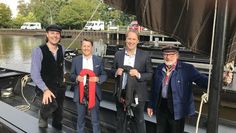 Spendenaktion abgeschlossen: V. li.: Torfschiffer Rüdiger Heiß, Thomas Eder (Vorstand VB Worpswede), Jens Themsen (Marketingleiter VB Osterholz Bremervörde) und Torfschiffer Manfred Sievers.