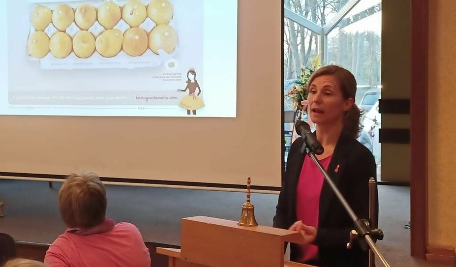 Dr. Frischmuth erklärte in aller Ruhe, worauf es bei der Brustkrebsfrüherkennung ankommt und animierte zur regelmäßigen Vorsorge.