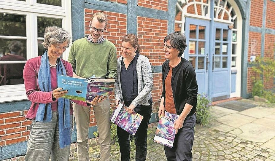 Das Team der Volkshochschule freut sich auf viele Teilnehmende in ihrem Programm.