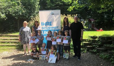 Andrea Lütvogt (Ernährungsfachkraft), Sandra Jeck-Krohn und Anke Bullwinkel vom Team des Kiga St. Willehadi, Stephan Jahn (IKK classic) und einige der Kinder, die am Projekt teilgenommen haben.