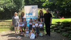 Andrea Lütvogt (Ernährungsfachkraft), Sandra Jeck-Krohn und Anke Bullwinkel vom Team des Kiga St. Willehadi, Stephan Jahn (IKK classic) und einige der Kinder, die am Projekt teilgenommen haben.