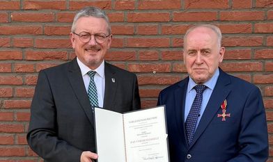 Landrat Bernd Lütjen überreichte das Verdienstkreuz in Lilienthal an Reinhard Behrens.