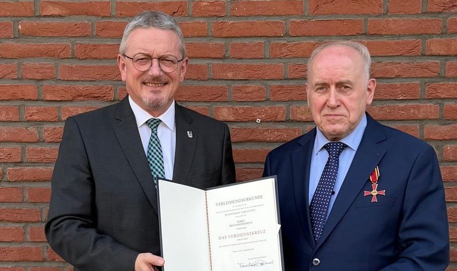 Landrat Bernd Lütjen überreichte das Verdienstkreuz in Lilienthal an Reinhard Behrens.