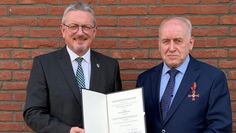 Landrat Bernd Lütjen überreichte das Verdienstkreuz in Lilienthal an Reinhard Behrens.