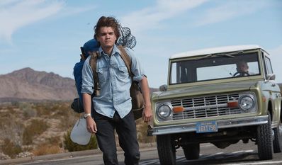 Tritt eine Flucht vor den Lebenslügen der Eltern und der westlichen Zivilisation im Großen und Ganzen an: Christopher McCandless (gespielt von Emile Hirsch).
