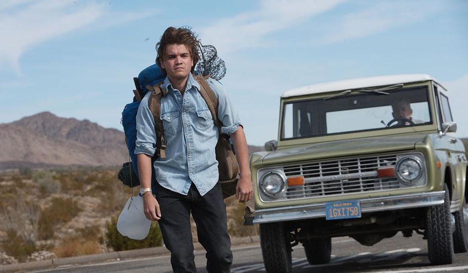 Tritt eine Flucht vor den Lebenslügen der Eltern und der westlichen Zivilisation im Großen und Ganzen an: Christopher McCandless (gespielt von Emile Hirsch).